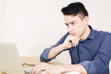 konsantre man laptop arıyorum