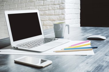 Dizüstü bilgisayar ve diğer öğeleri