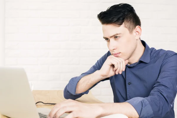 Koncentrerad mannen tittar på laptop — Stockfoto