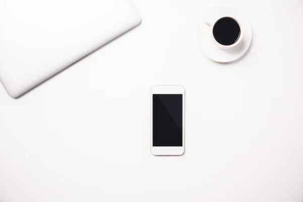 Vitt skrivbord med telefon — Stockfoto