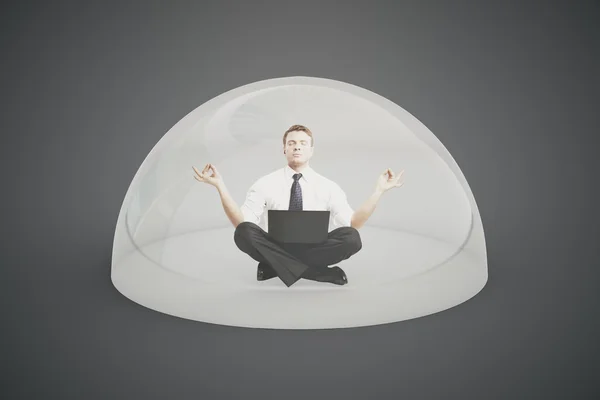 Concepto de seguridad en Internet. Empresario con portátil meditando bajo escudo sobre fondo oscuro. Renderizado 3D — Foto de Stock