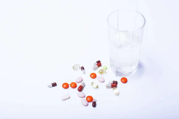 Pills and water glass closeup — Stock Photo, Image