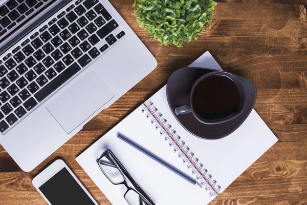 Escritorio de madera con artículos — Foto de Stock