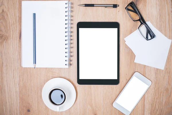 Tablet e telefone na mesa — Fotografia de Stock