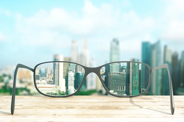 Cityscape focado em lentes de óculos — Fotografia de Stock