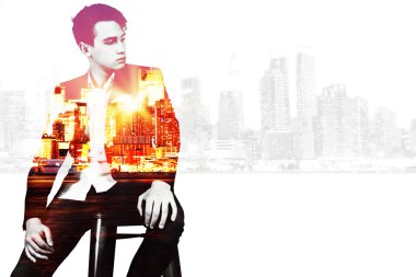 Şehir zemin üzerine düşünceli adam