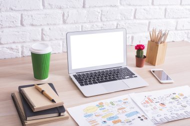 Beyaz dizüstü bilgisayar ile yaratıcı masaüstü