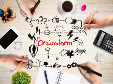 Kroki ahşap masa üzerinde beyin fırtınası