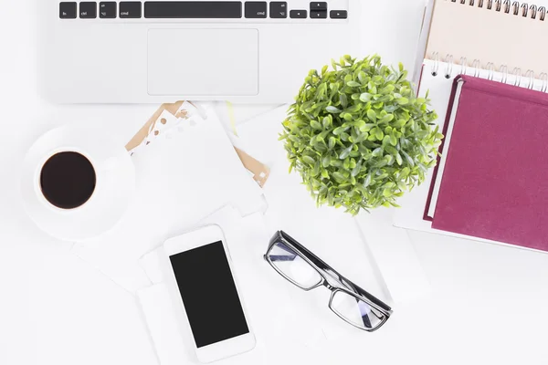 Escritorio de oficina con elementos — Foto de Stock