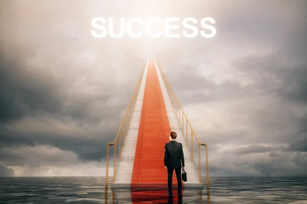 Концепция успеха с бизнесменом, поднимающимся по бетонной лестнице в небе . — стоковое фото