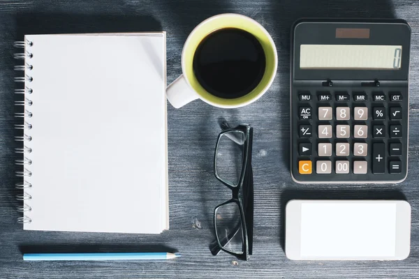 Escritorio de oficina con elementos — Foto de Stock