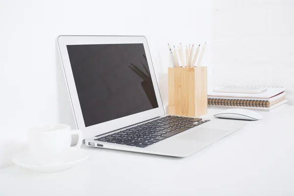 Üres laptop és a kávéscsésze — Stock Fotó