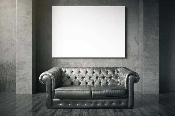 Couch und leere Werbetafel — Stockfoto