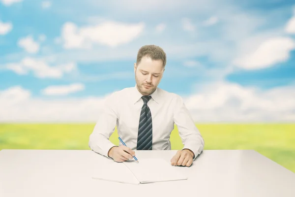 Hombre haciendo papeleo afuera — Foto de Stock