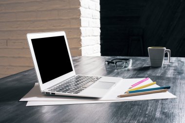 Yaratıcı Resepsiyon yan üstünde laptop