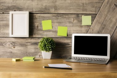 Dizüstü bilgisayar ile yaratıcı masaüstü