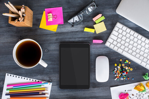 Рабочий стол с чаем и планшетом
