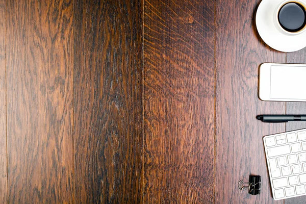 技術で暗い木製のテーブル — ストック写真