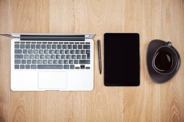 Laptop, Tablet und Kaffeetasse — Stockfoto