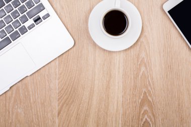 dizüstü bilgisayar, akıllı telefon ve kahve Kupası