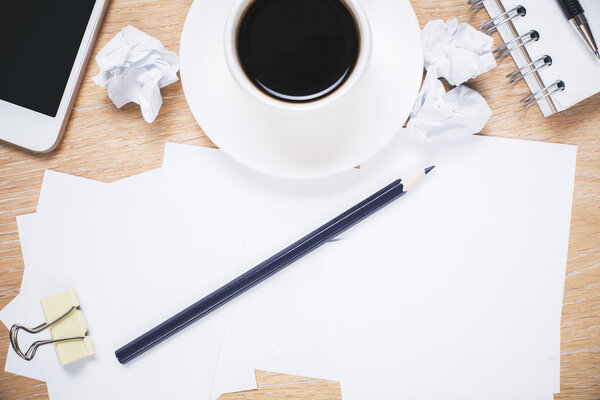 Беспорядочный рабочий стол
