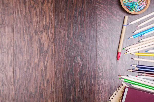 Crayons colorés sur table en bois — Photo