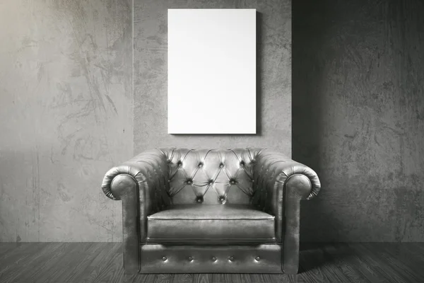 黒い肘掛け椅子および空白のポスター — ストック写真