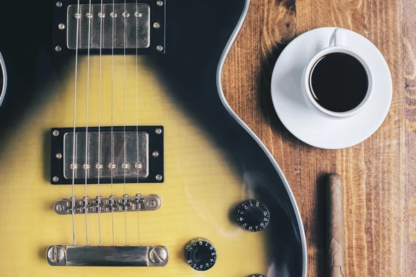 Guitarra, puro y taza de café — Foto de Stock