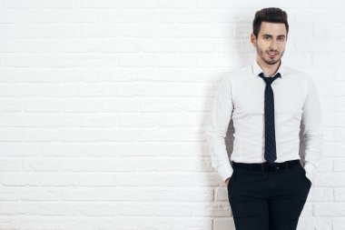 işadamı duvara karşı