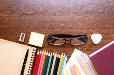 İleti örneği ile ahşap masa