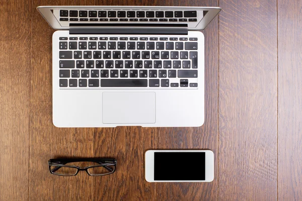 Celular, gafas y laptop — Foto de Stock