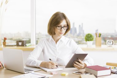 Tablet ve yazma iş kadını