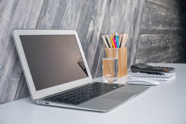 Su cam yaratıcı tasarımcı masaüstünde yan görünüm dizüstü bilgisayar fare, hesap makinesi ve ileti örneği öğeler ahşap arka plan plank. Yukarı alay