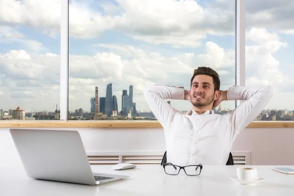 Homme d'affaires relaxant au bureau — Photo