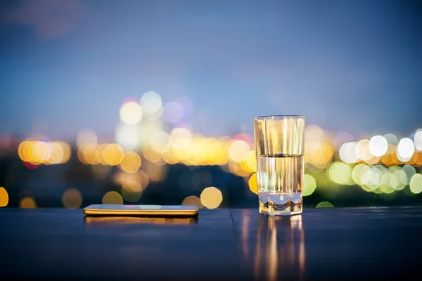 Vidrio de agua y smartphone —  Fotos de Stock