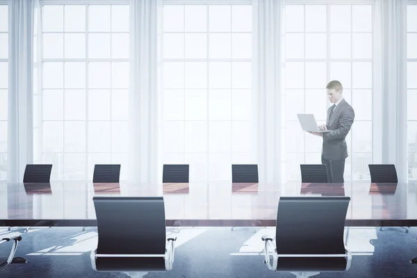 Hombre usando el portátil en la sala de conferencias — Foto de Stock