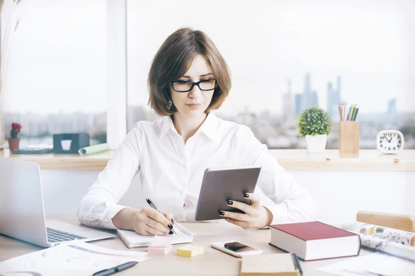 Aantrekkelijke zakenvrouw met behulp van Tablet PC — Stockfoto