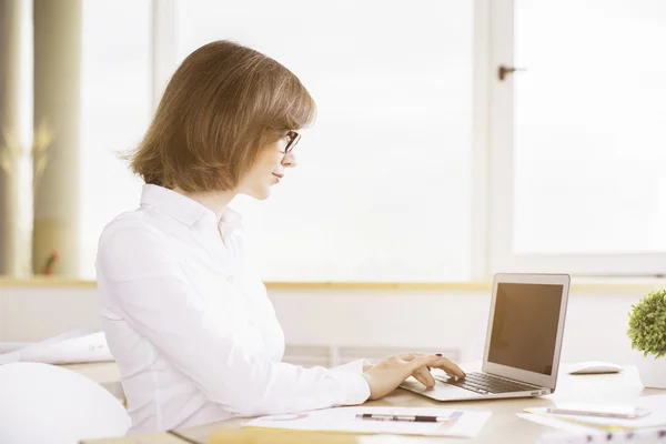 Mujer usando portátil en blanco — Foto de Stock
