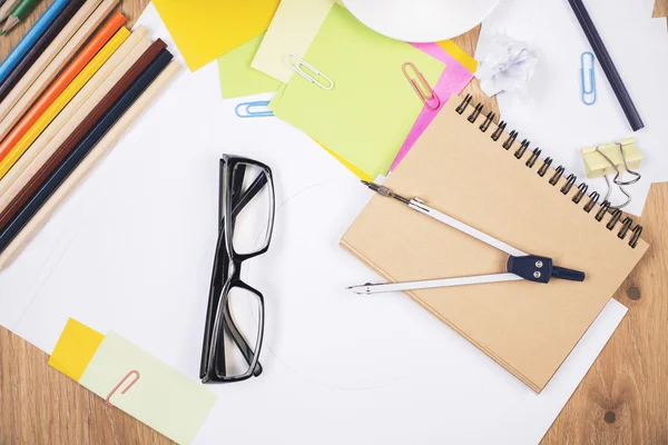 Óculos e artigos de papelaria — Fotografia de Stock