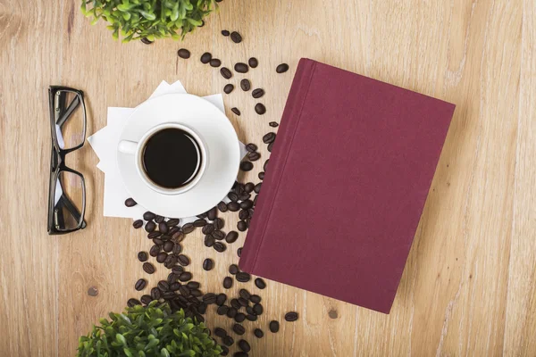 Café, vasos y libro — Foto de Stock