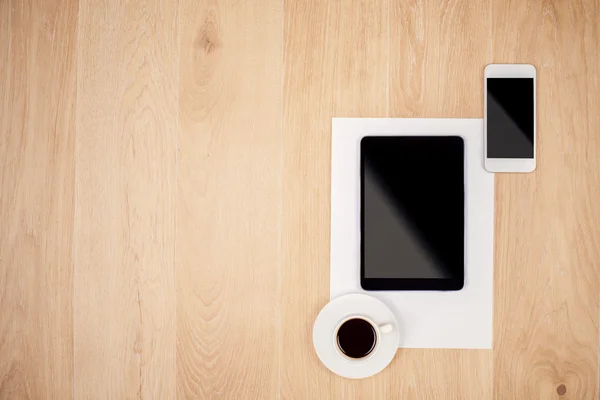 Tablet, akıllı telefon ve kahve — Stok fotoğraf