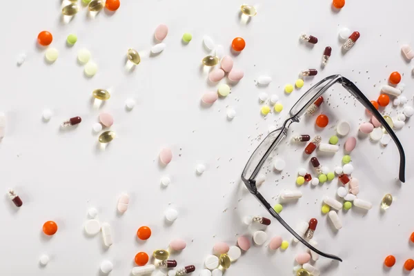 Óculos e comprimidos — Fotografia de Stock
