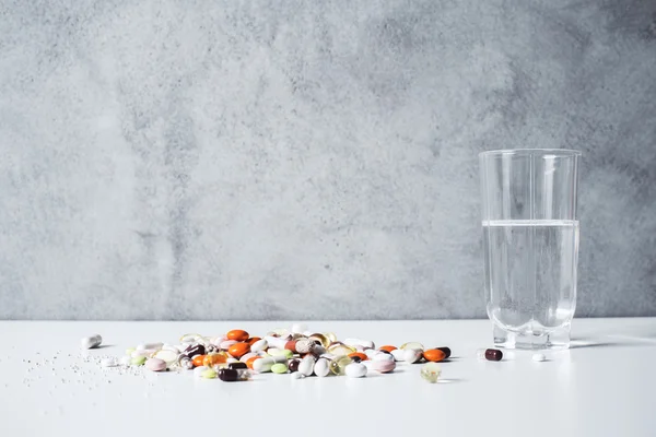 Water glass and pills — Stock Photo, Image