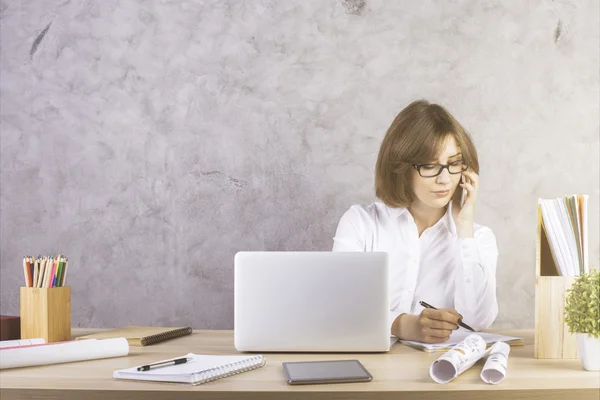 Affärskvinna på telefon göra pappersarbete — Stockfoto