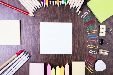 Boş etiket ve diğer malzemeler