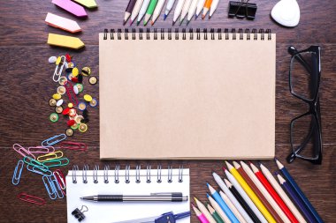 Not defteri, gözlük ve sarf malzemeleri