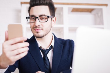 Cep telefonu kullanan iş adamı