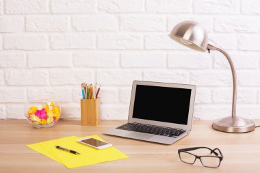 Dizüstü bilgisayar ile ahşap tasarımcı masaüstü