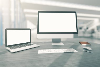 Boş beyaz dizüstü ve pc
