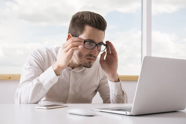 Uomo d'affari guardando lo schermo del computer portatile — Foto Stock